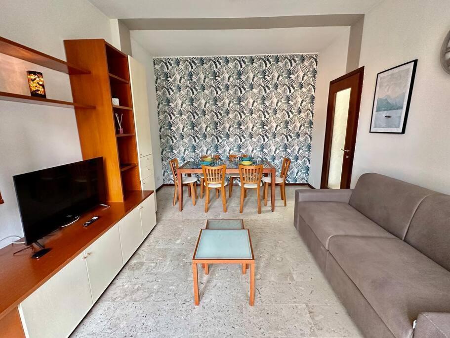 Low Cost Holiday An Business House And Free Park By Revenue House Como Buitenkant foto