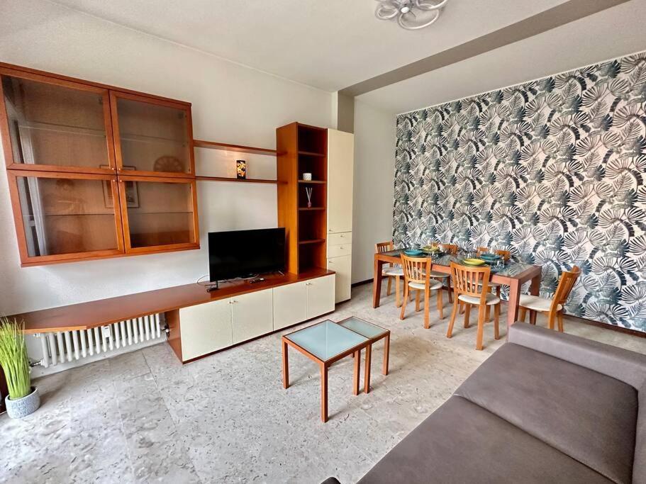 Low Cost Holiday An Business House And Free Park By Revenue House Como Buitenkant foto